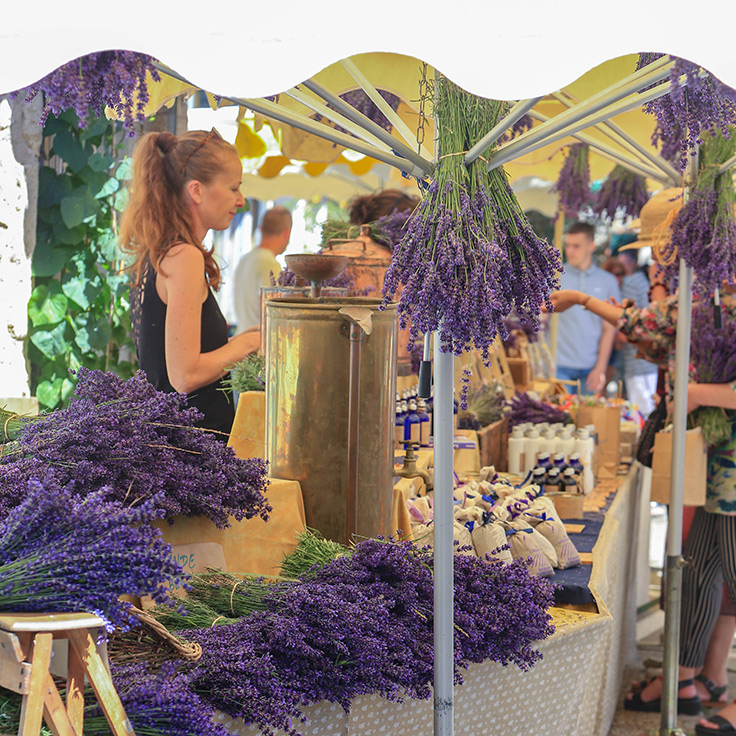 Lavender stall at a market © Alain Hocquel/Vaucluse Provence Attractivité