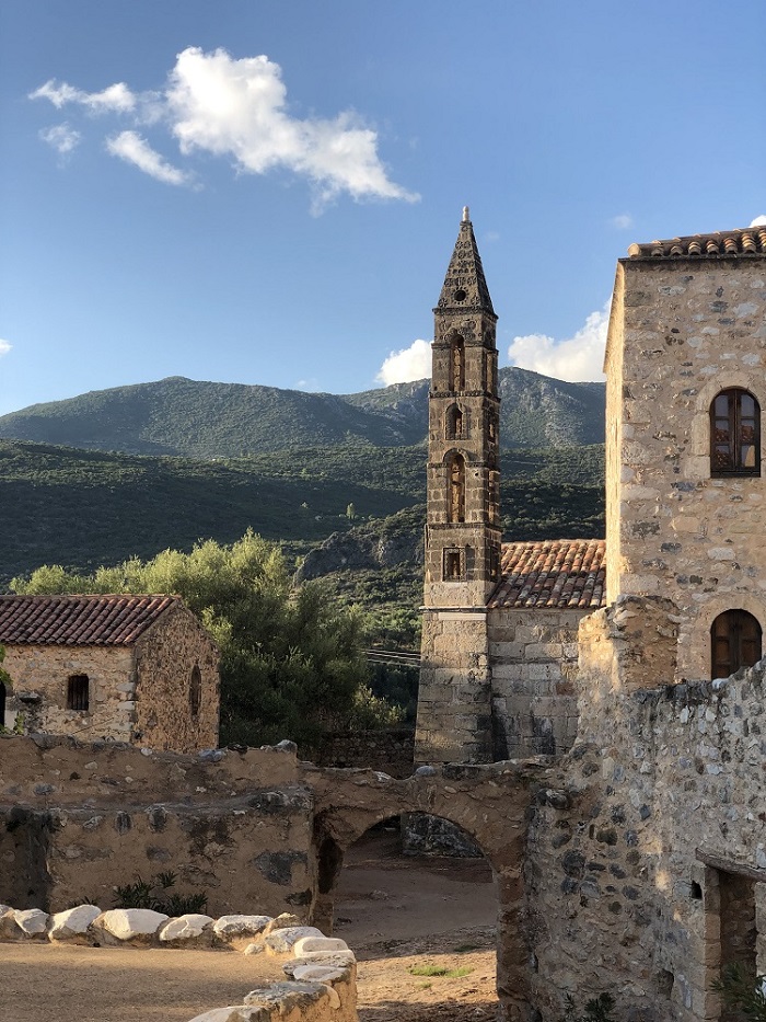 Borgo medievale a Kardamili ed il campanile di una chiesa bizantina