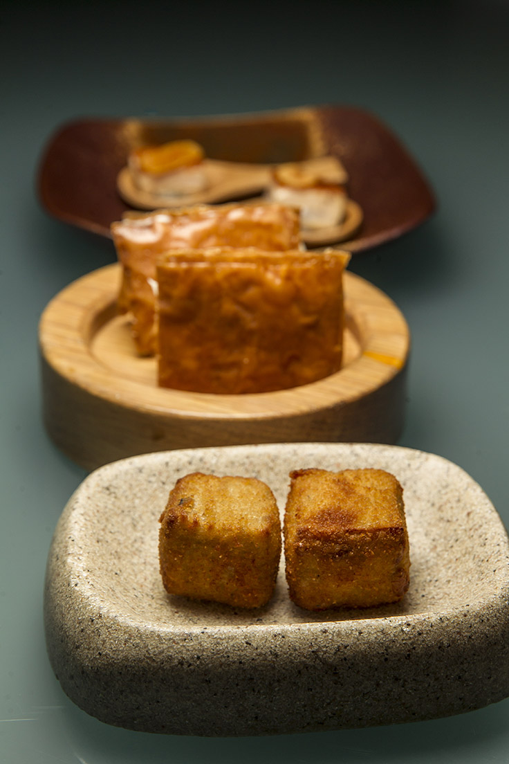 Aperitivos de Casa Gerardo en el centro de la mesa © Justo Rodríguez/Casa Gerardo