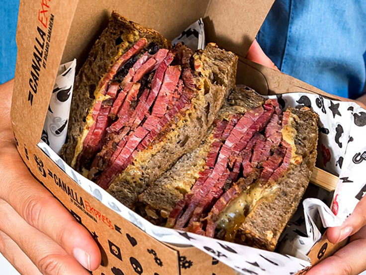 El Sándwich de pastrami también llega a domicilio © Canalla Bistró