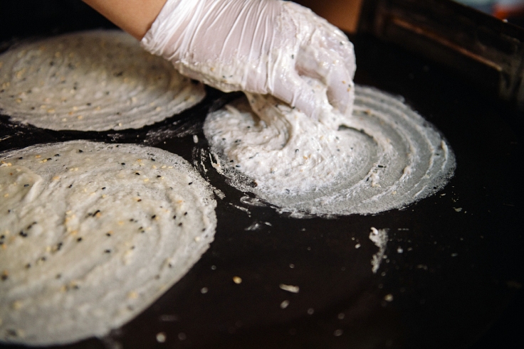 An important step of making roti sai mai. (© Anuwat Senivansa Na Ayudhya/ MICHELIN Guide Thailand)