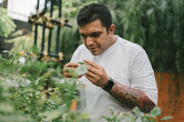 Chef Khosla at Haoma. (© Anuwat Senivansa Na Ayudhya/ MICHELIN Guide Thailand)