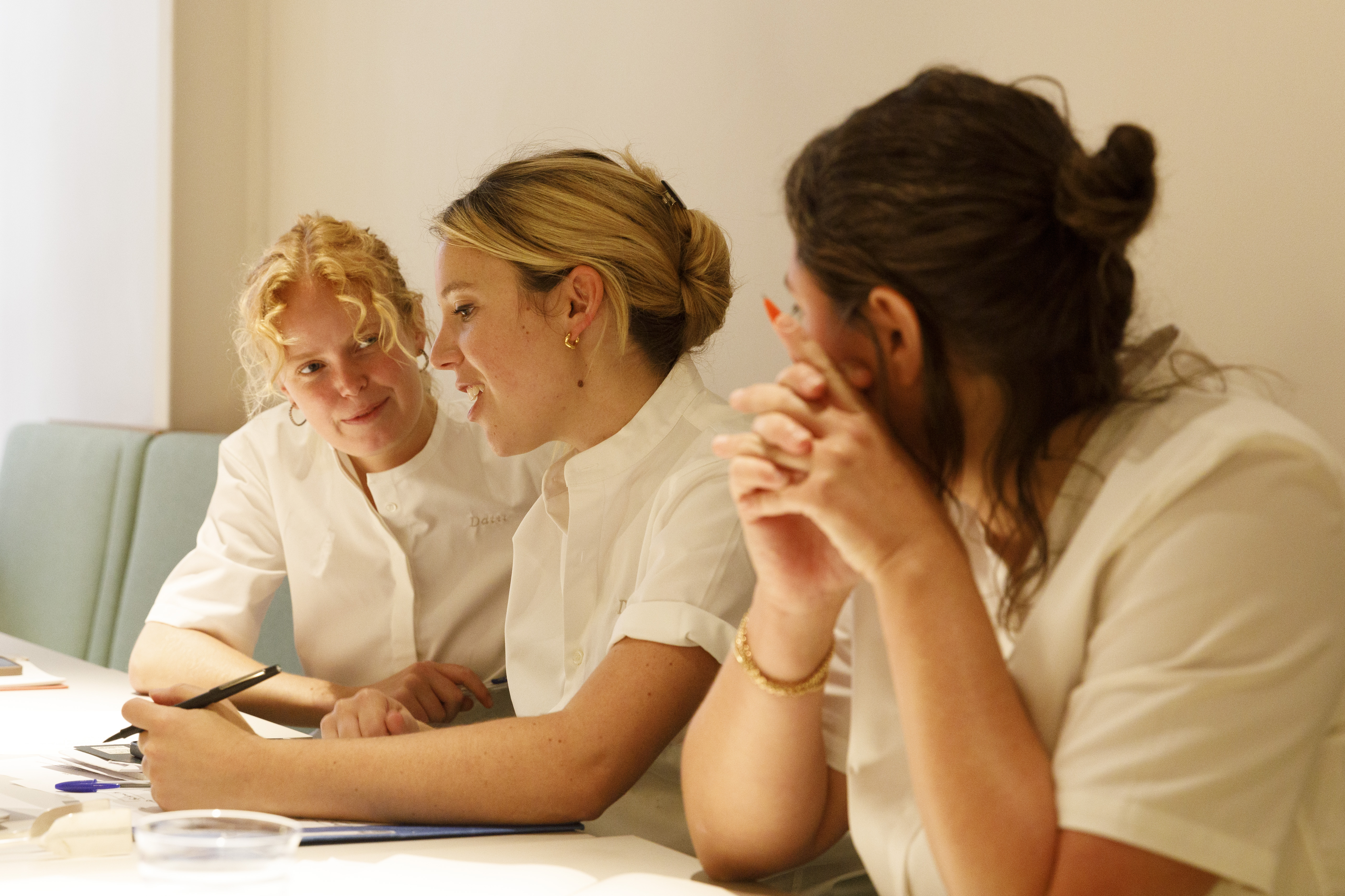 Team communication is key at Datil. (©Pauline Gouablin)