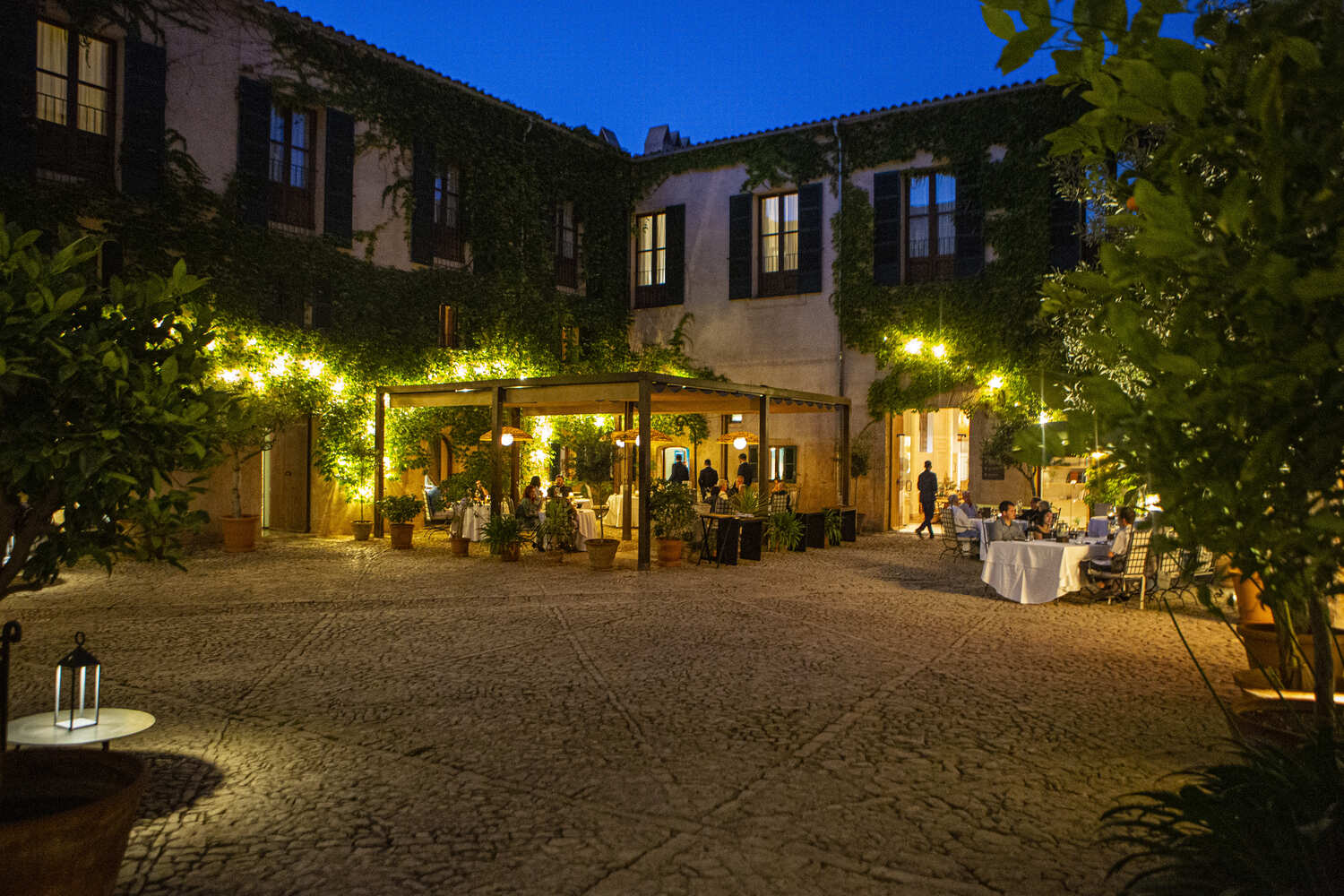 Vista nocturna de la terraza © Arthur Leblanc/Andreu Genestra