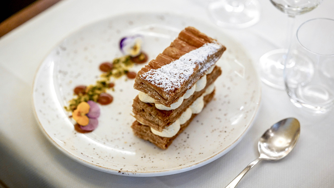 Le millefeuille et sa crème légère à la vanille du Violon d'Ingres reste un des grands classiques de la maison.© Stéphane Riss/Le Violon d'Ingres