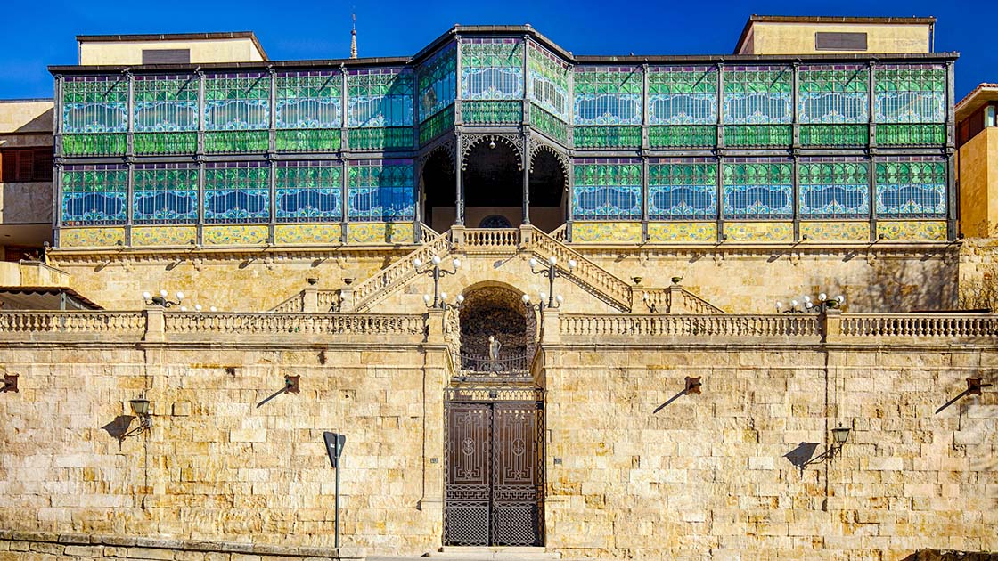 Exterior acristalado de Casa Lis, un templo del Art Déco que merece la pena visitar © traveler1116/iStock