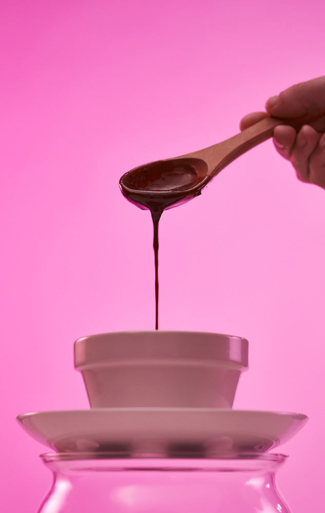 Chocolate caliente con judías azuki molidas y manteca de illipe, parte del tratamiento exfoliante del spa de Lush en Madrid © Lush Spa