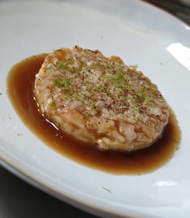 Ensaladilla con gambones (tartar de gambones / sopa de marisco / piel de lima) © acebuche