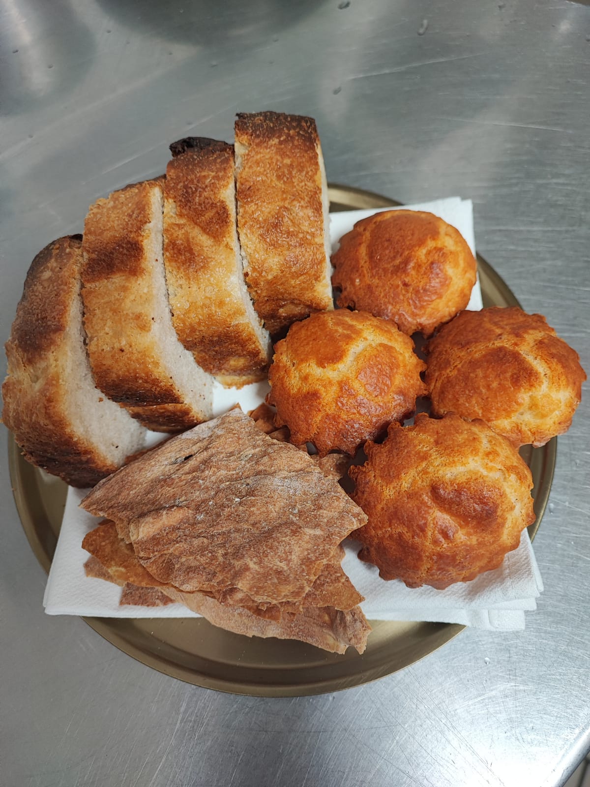 Diariamente hornean tres tipos de panes artesanales (focaccia, regañá y pan de queso) © acebuche