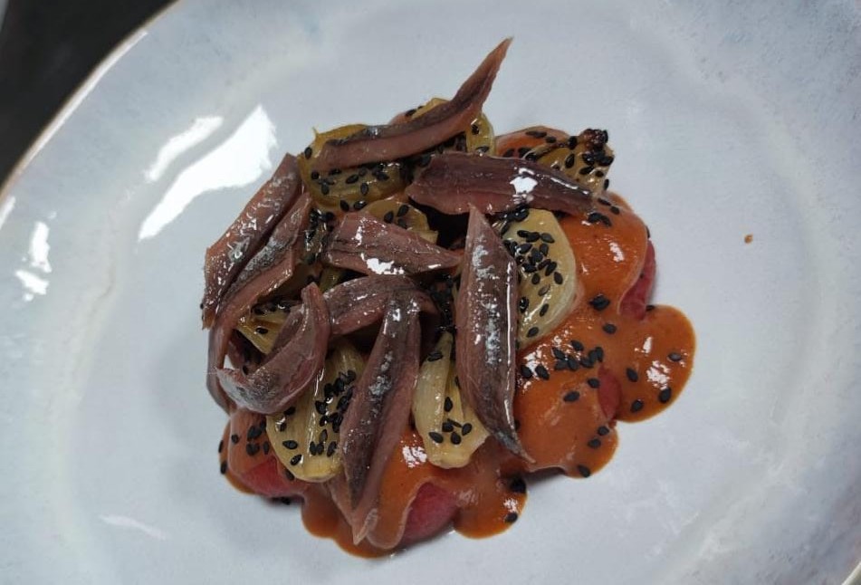 Ensalada de tomate (Cherris marinados / crema de tomate asado / anchoa de Santoña) © acebuche