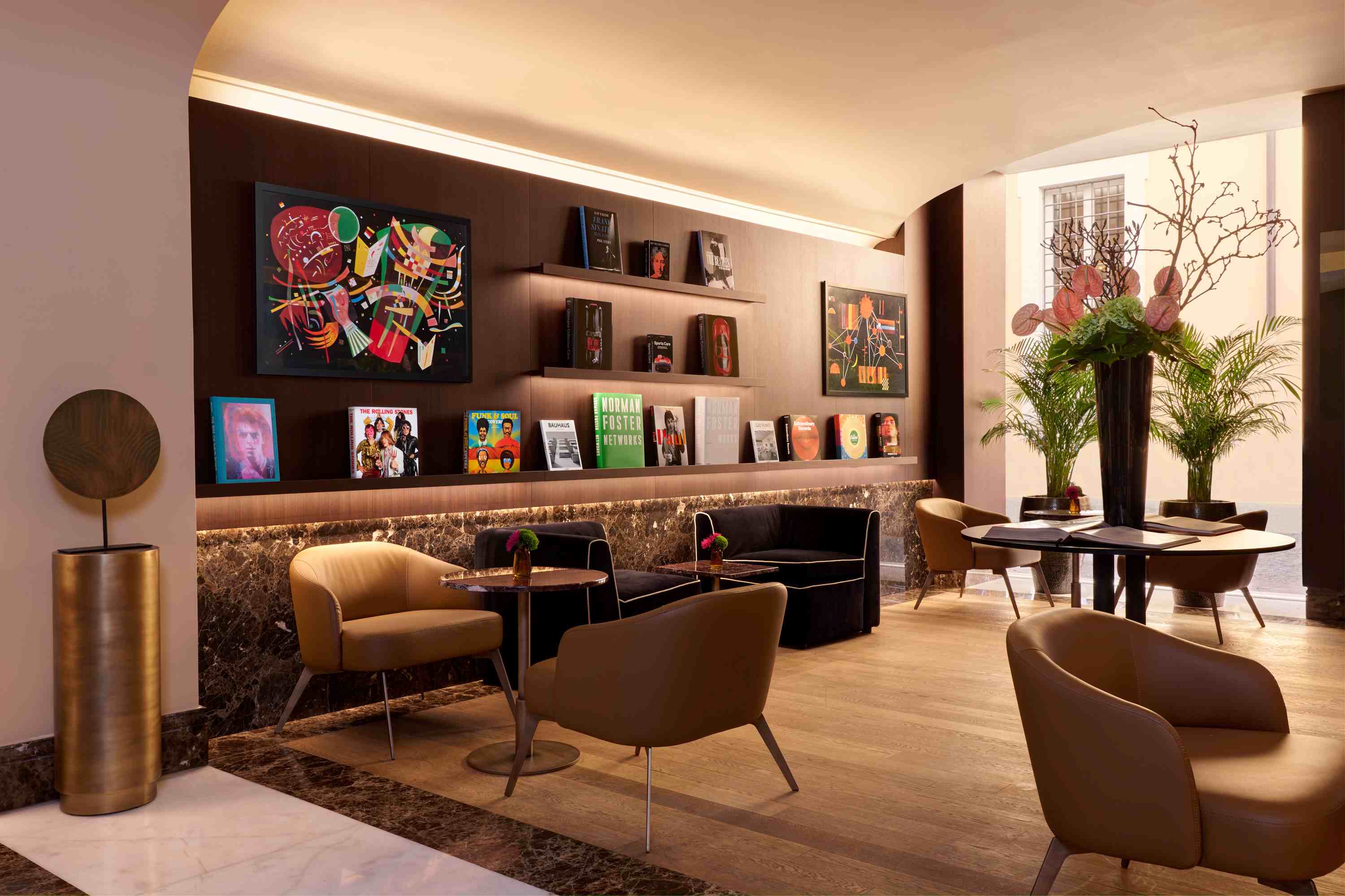 L'accogliente spazio biblioteca/The First Arte, Rome