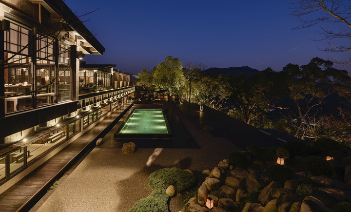 Inflorescence is located in a mountainside bamboo grove 465 meters above sea level, and sits within a carefully manicured Zen Japanese garden. (©汪德範/Inflorescence)