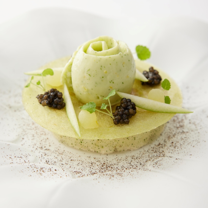 Pomme verte en textures, crème onctueuse infusée à la vanille de Tahiti, caviar et sorbet au citron iodé © Lucas Muller/JY'S
