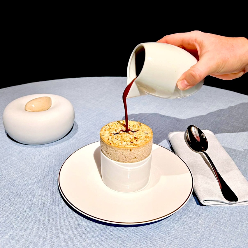Soufflé cazette de Bourgogne, sauce chocolat grand cru © Guirao Laure/Albert 1er