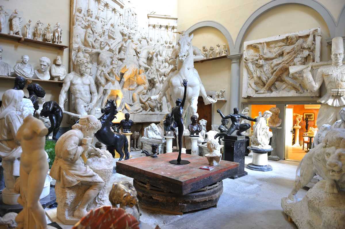 Sculptures of all sizes at Romanelli gallery in Florence. ©Romanelli