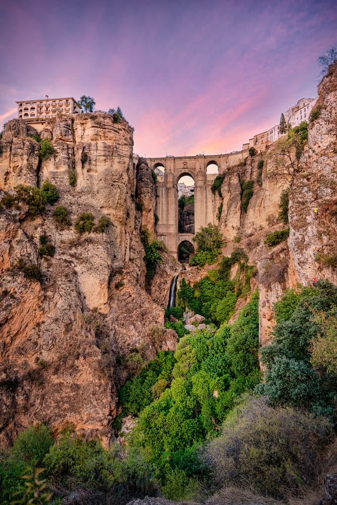El impresionante Tajo de Ronda, pueblo blanco de Andalucía © Eloi_Omella/iStock