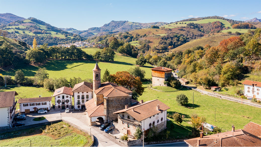 Donamaria, pequeño pueblo navarro rodeado de prados y montañas. © Francis Vaquero/ Turismo de Navarra