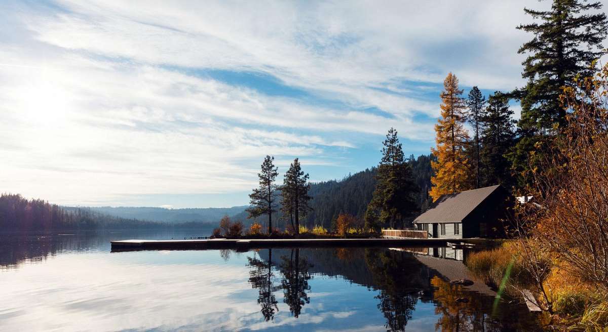 The Suttle Lodge & Boathouse in the morning mists of Oregon. © The Suttle Lodge & Boathouse