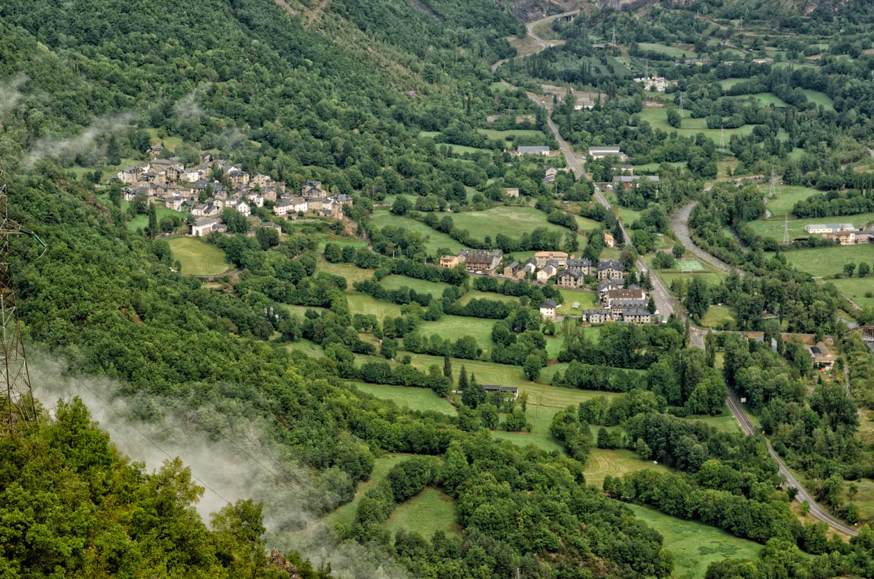 Mirador con una vista general de Chía, Huesca © Marisa Arregui/iStock