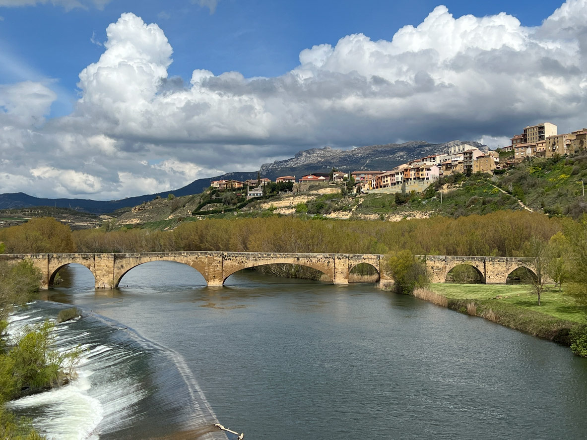 Vistas del puente y el pueblo de San Vicente de la Sonsierra, donde se ubica Casa Toni © Pablo Guiroy Pedrosa/iStock