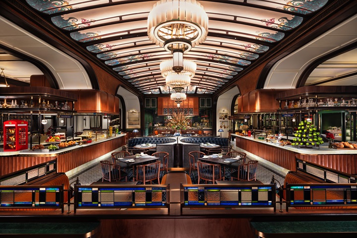 The dining area of Churchill's Table recalls the Victorian era – when the meal originated – with sophisticated wooden surfaces and backlit ceilings with floral motifs.