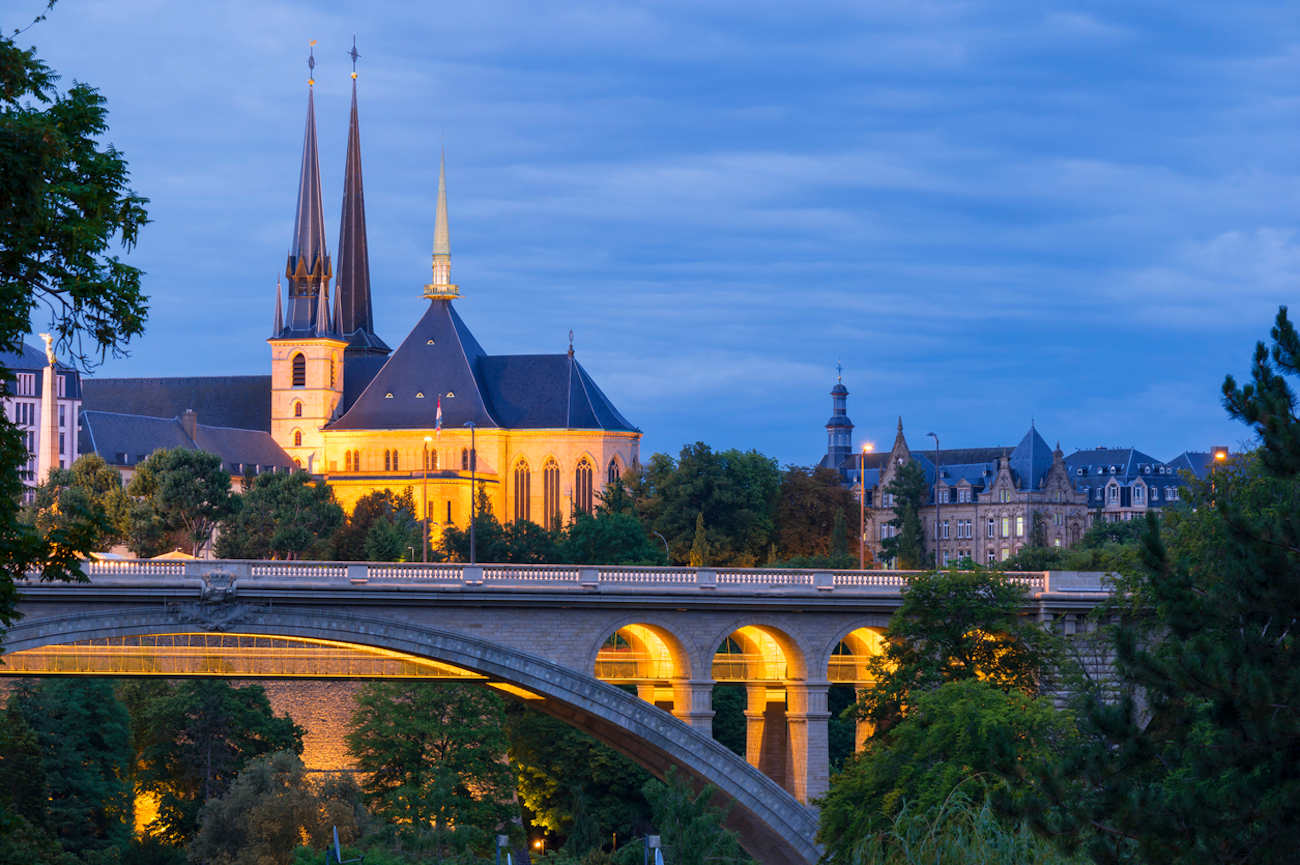 Luxemburg-stad by night ©JacobH/iStock