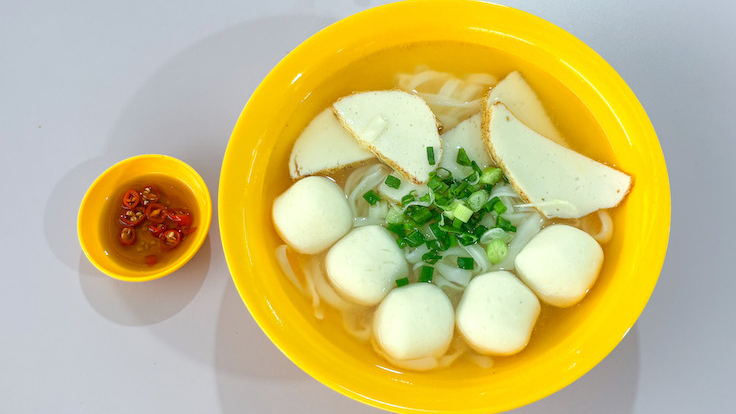 Famous for its springy fishballs, this stall serves them with your choice of noodles in soup or tossed with sauces. (Photo: MICHELIN)