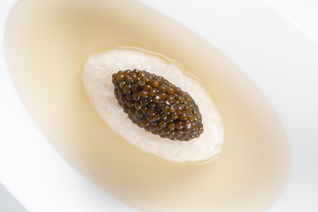 Calamar curado, consomé de ave y caviar, el único plato que no cambia con la temporada © Jordi Play