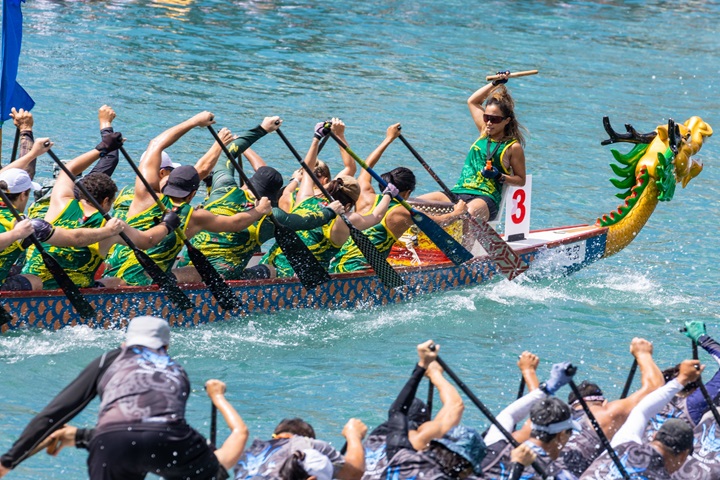 Experience Aberdeen during the Dragon Boat Festival, when racing boats and pounding drums transform the harbor into a spectacle of tradition and energy.  (©Shutterstock)