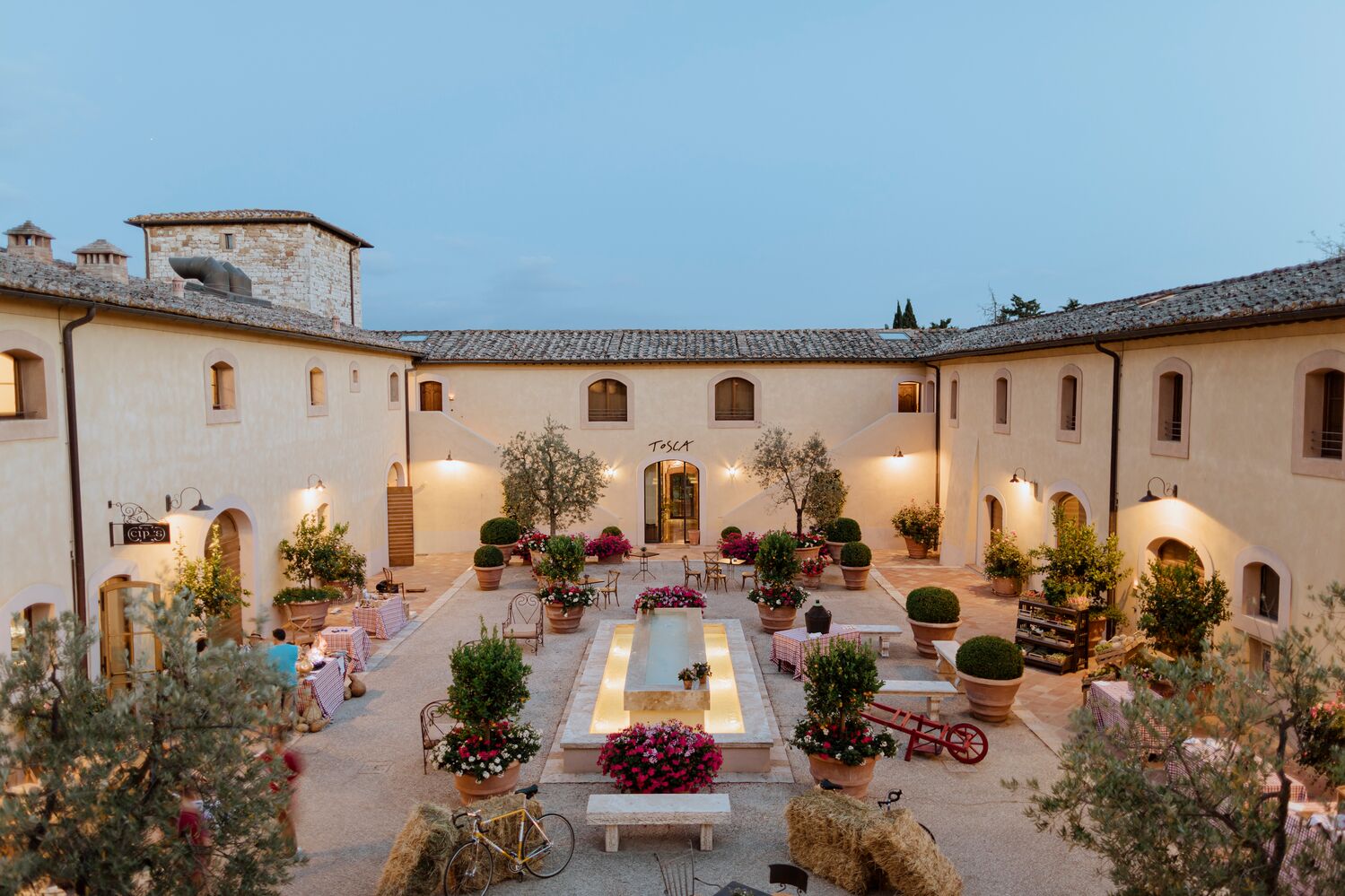 La corte interna del Castello di Casole
