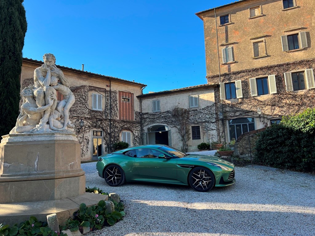 Aston Martin DB12 e statua del Conte Ugolino © Matteo Morichini