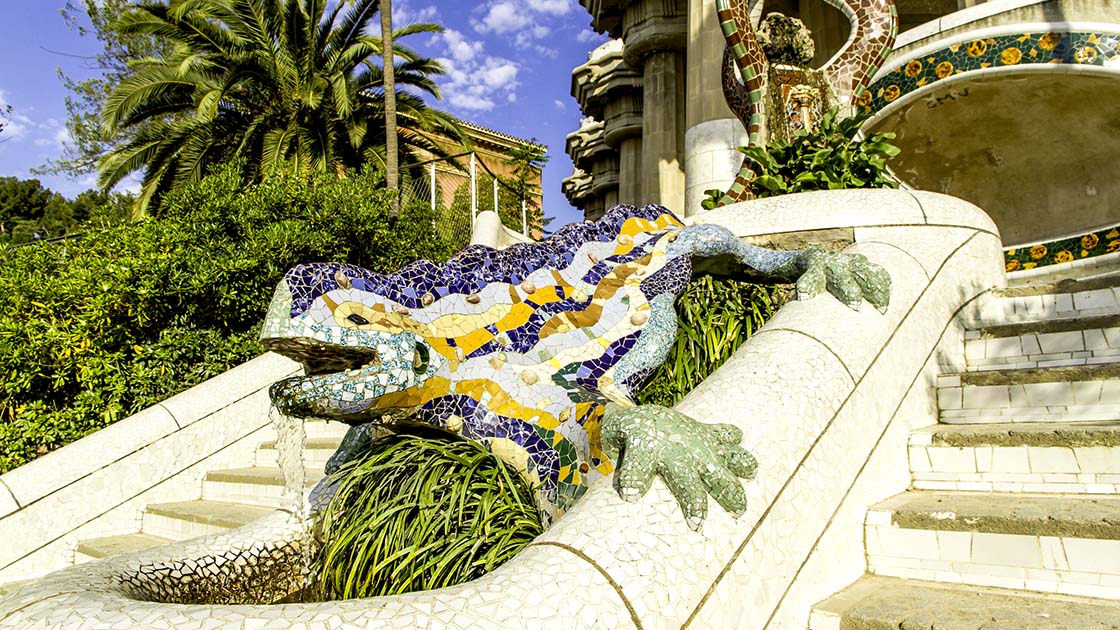 El famoso lagarto del Parque Güell, obra maestra de Gaudí, en Barcelona © prognone/iStock