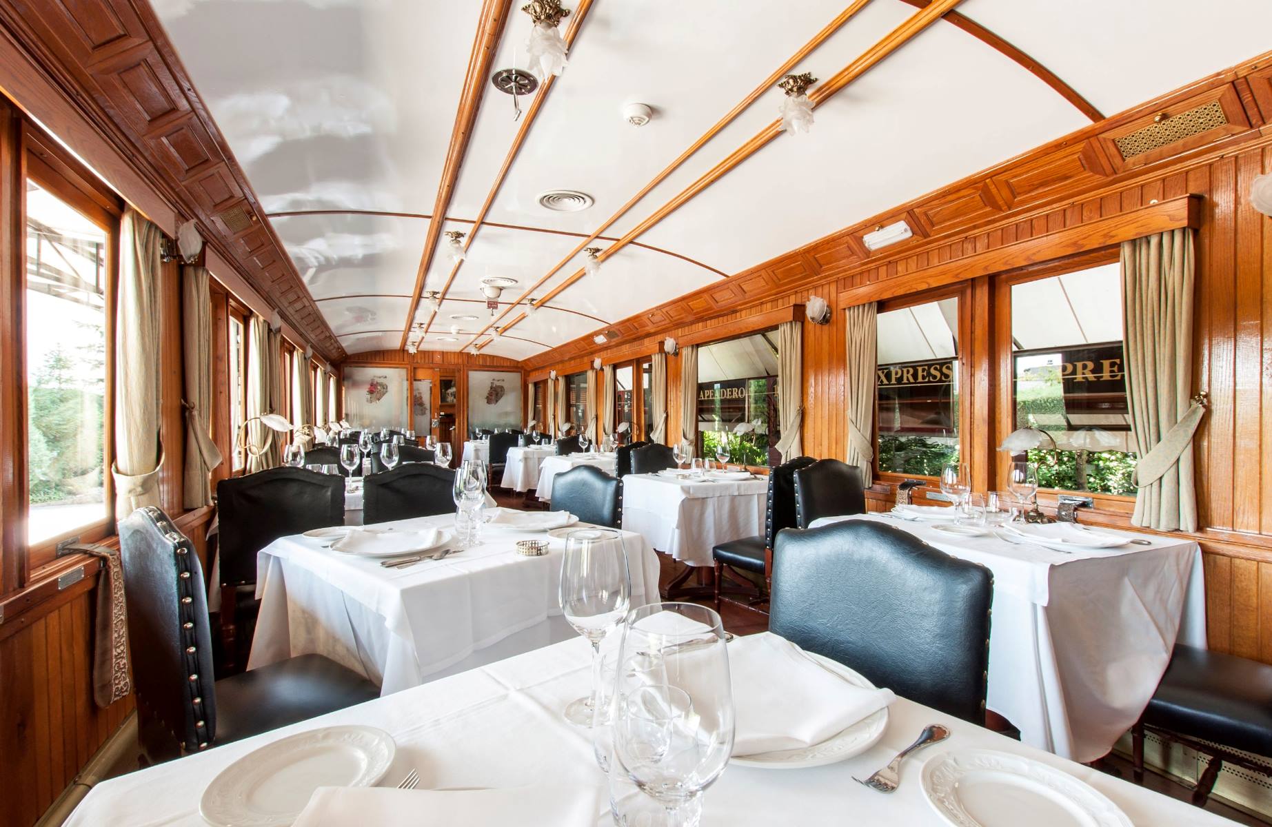 El Vagón de Beni and its two restored antique carriages (named Vagón 1931 and Vagón Alfonso XIII) provide a dramatic dining venue. © Unealai/El Vagón de Beni
