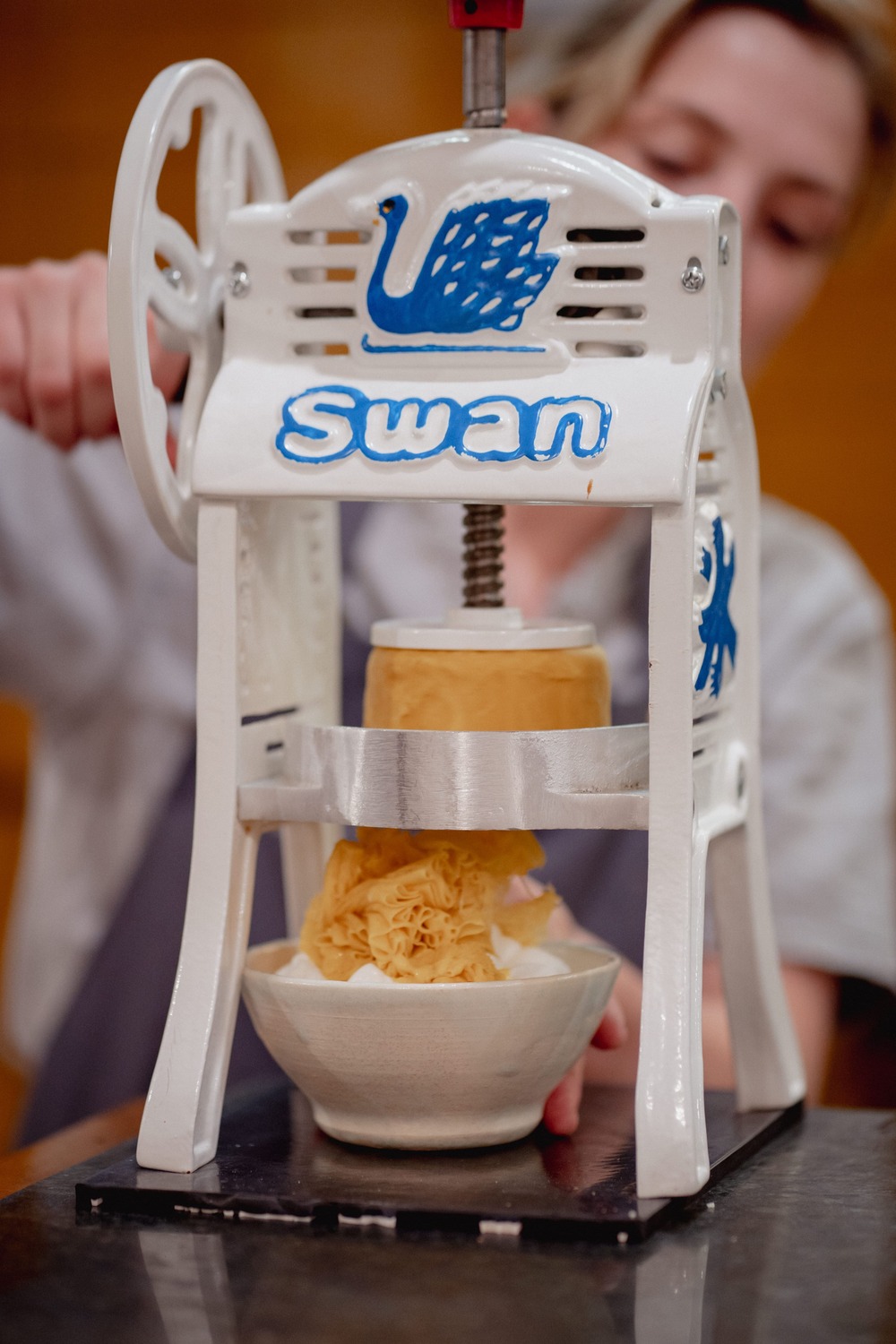 Aquí vemos a Clàudia preparando el Kakigori tradicional japonés, un postre helado que, entre otras opciones, aquí realizan con manzanas de Escòs, espuma de especias, compota de manzana y crumble © El Raier