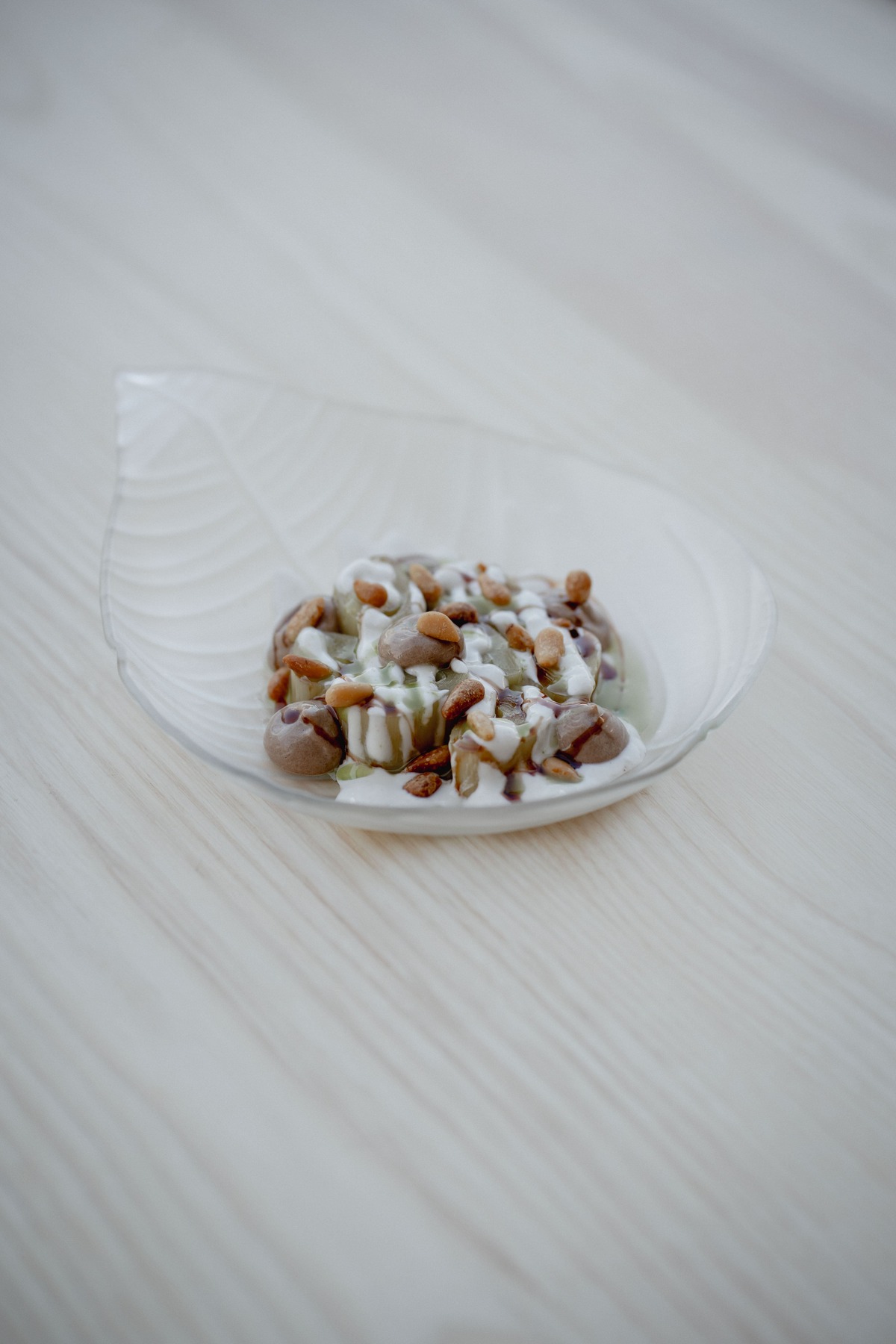 Puerros, crema de yogurt, mayonesa de ajo negro, sirope de piñas verdes y piñones, el plato que mejor refleja su filosofía y que recomiendan a todos los clientes que les visitan por primera vez © El Raier