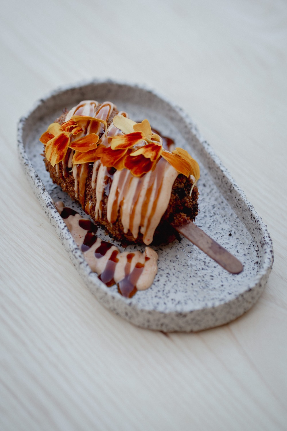 El Magnum de pollo ecológico, con mayonesa kimchee y tonkatsu, es uno de los platos más originales y llamativos © Barbara Chalamanch/El Raier