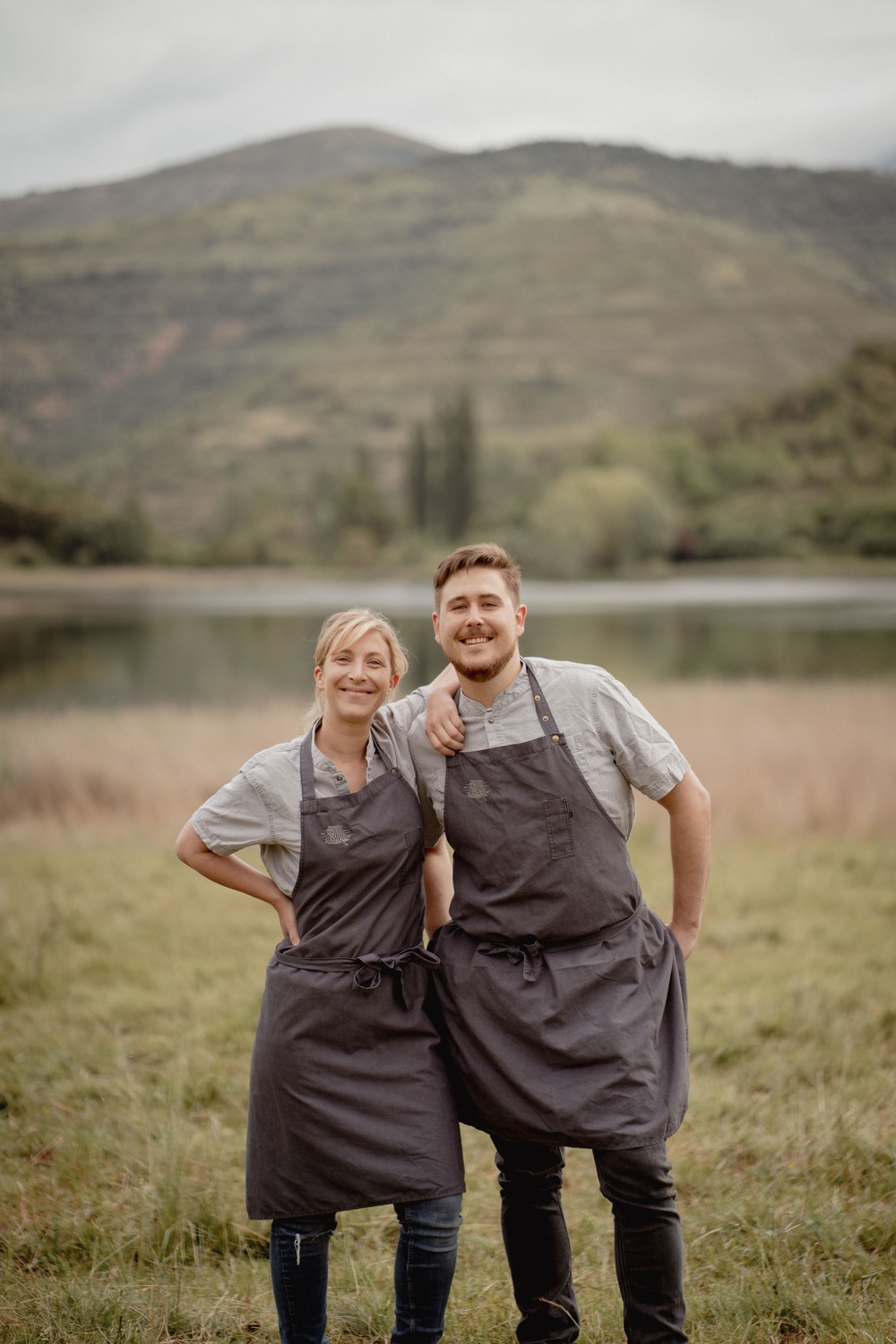 Clàudia Gozzi y Jaime Bes, la joven pareja de cocineros al frente de este sorprendente Bib Gourmand © El Raier