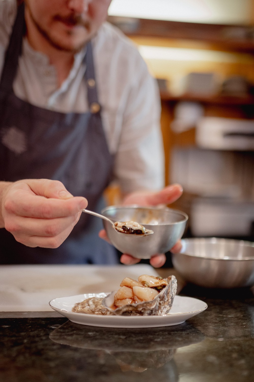 Ostra Guillardeau y vieira en tartar, servidas con soja infusionada en ajo y Kizami Wasabi © El Raier