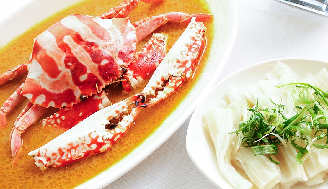 The signature flower crab, steamed with chicken oil and 15-year-old Shaoxing wine and served with flat rice noodles at The Chairman. (©The Chairman)