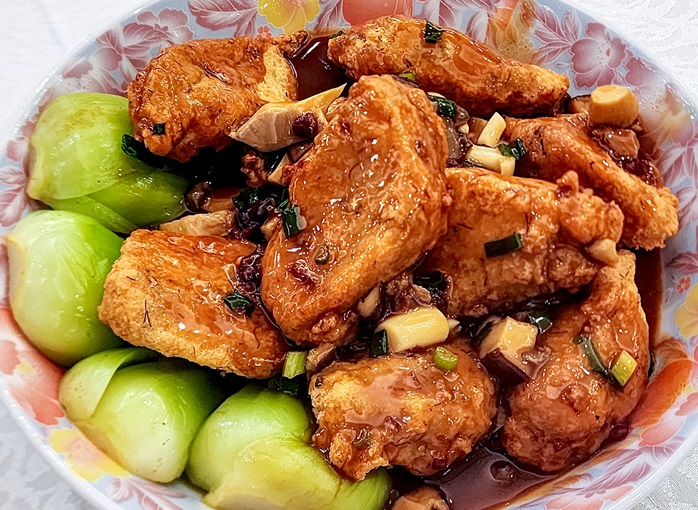 Classic recipes are elevated with solid culinary techniques and fresh ingredients at Sing Kee. (©MICHELIN)