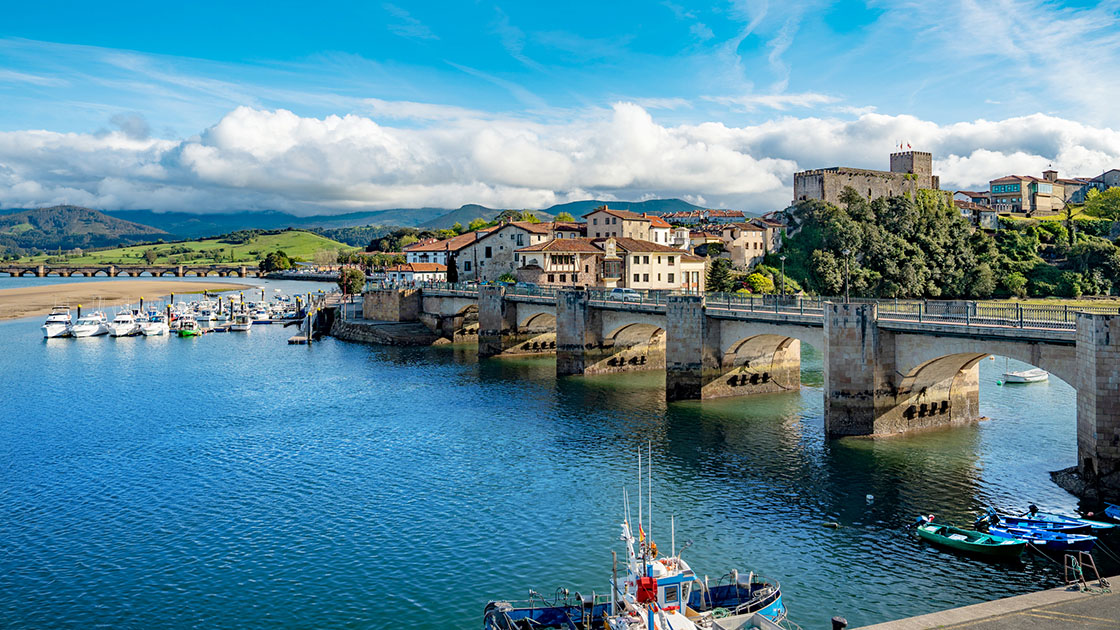 San Vicente de la Barquera, pintoresco pueblo marinero de Cantabria. © MEDITERRANEAN/iStock