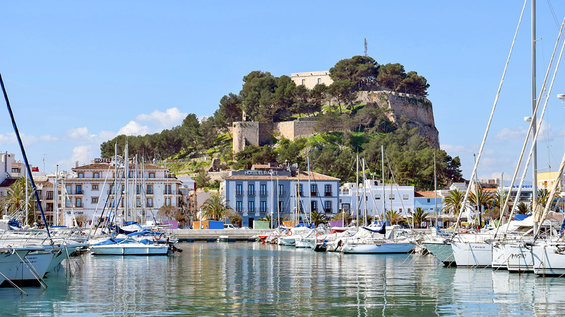 Vistas del puerto marítimo y la fortaleza de Dénia. © Mark Seaden/iStock