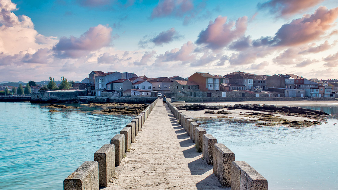 Puente de piedra con vistas a Cambados (Pontevedra). © David Andres Gurierrez/iStock
