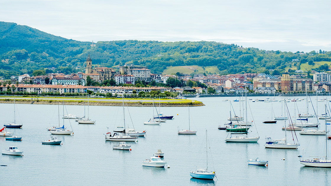 El río Bidasoa, a su paso por Hondarribia, es el escenario de la 'Cocina del Bidasoa' de los hermanos Txapartegi. © nito100/iStock