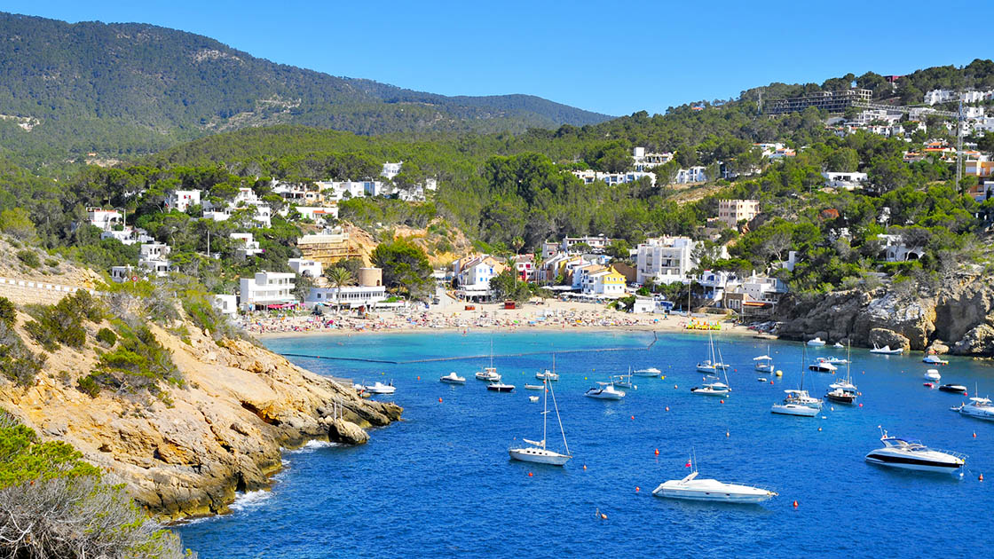 Playa de Cala Vadella, en el pueblo costero de Sant Josep de Sa Talaia. © nito100/iStock