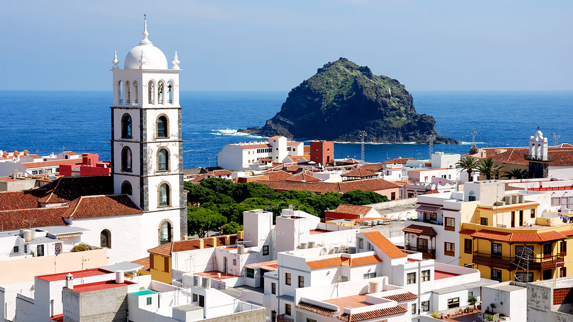 El pueblo de Garachico, al noroeste de Tenerife, considerado uno de los pueblos más bellos de la isla. © manwolste/iStock