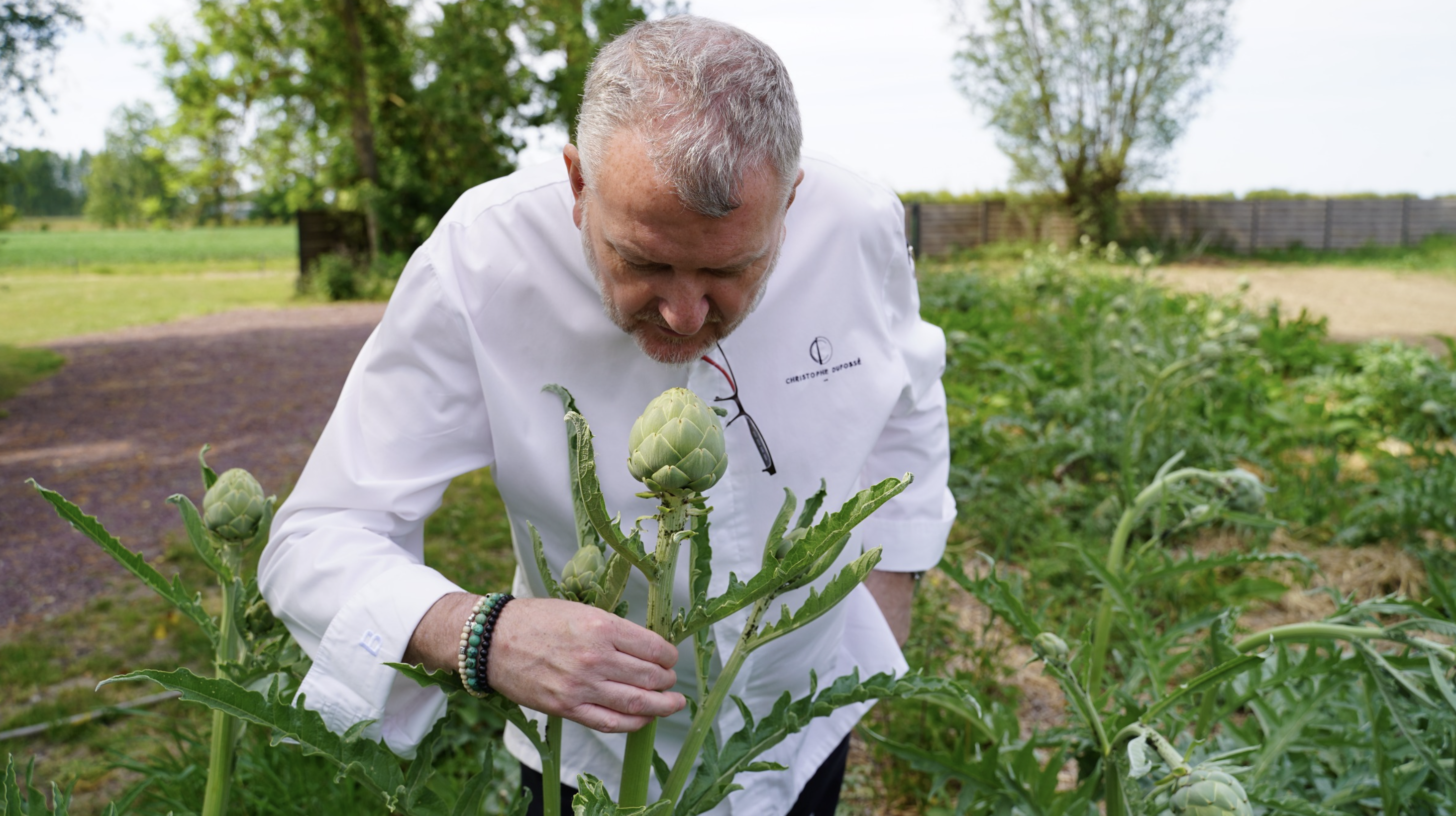 Le chef Christophe Dufossé dans le potager attenant au verger du Château de Beaulieu © Tina Meyer