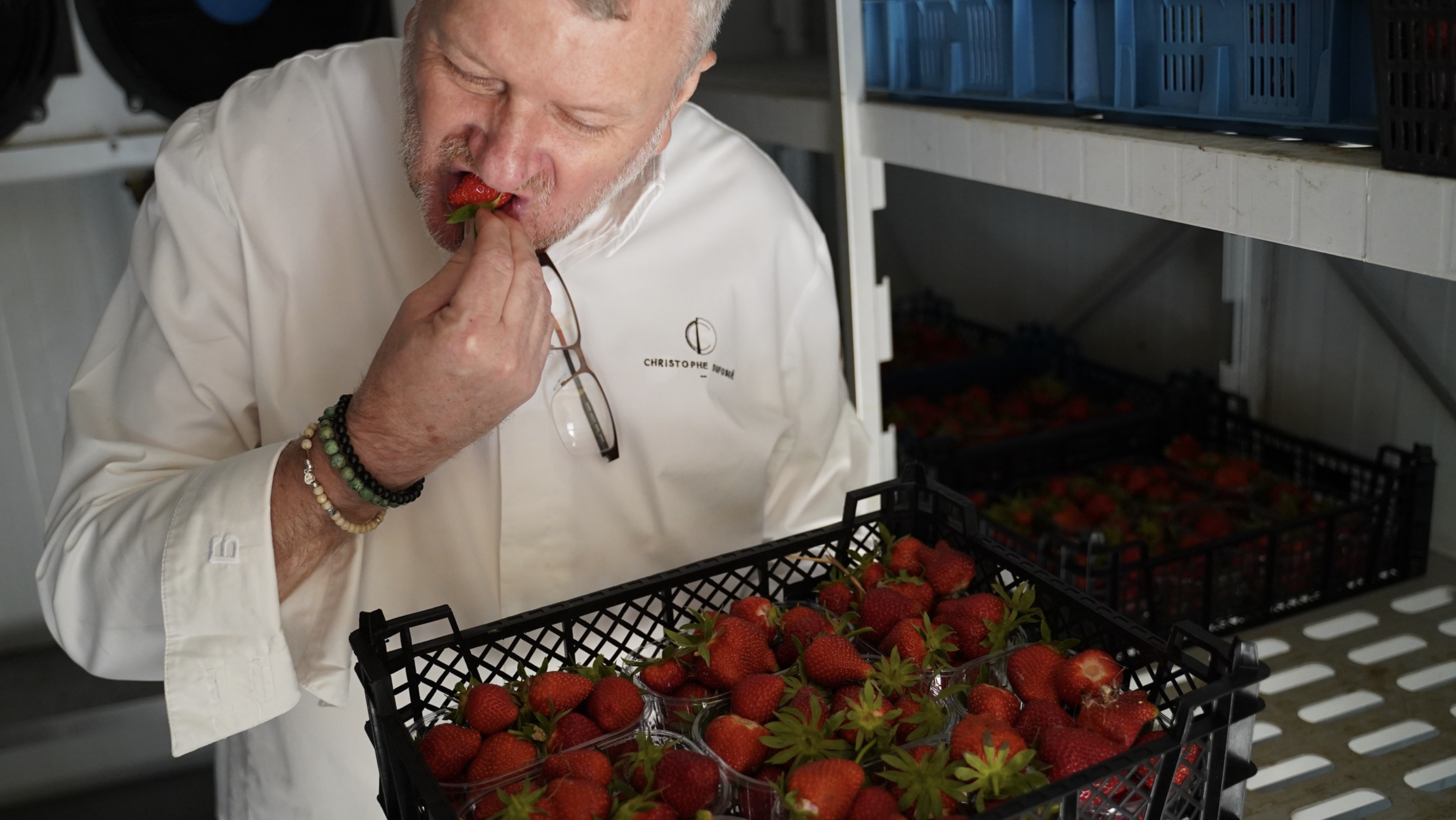 Le chef Christophe Dufossé goûtant des fraises de son potager © Tina Meyer
