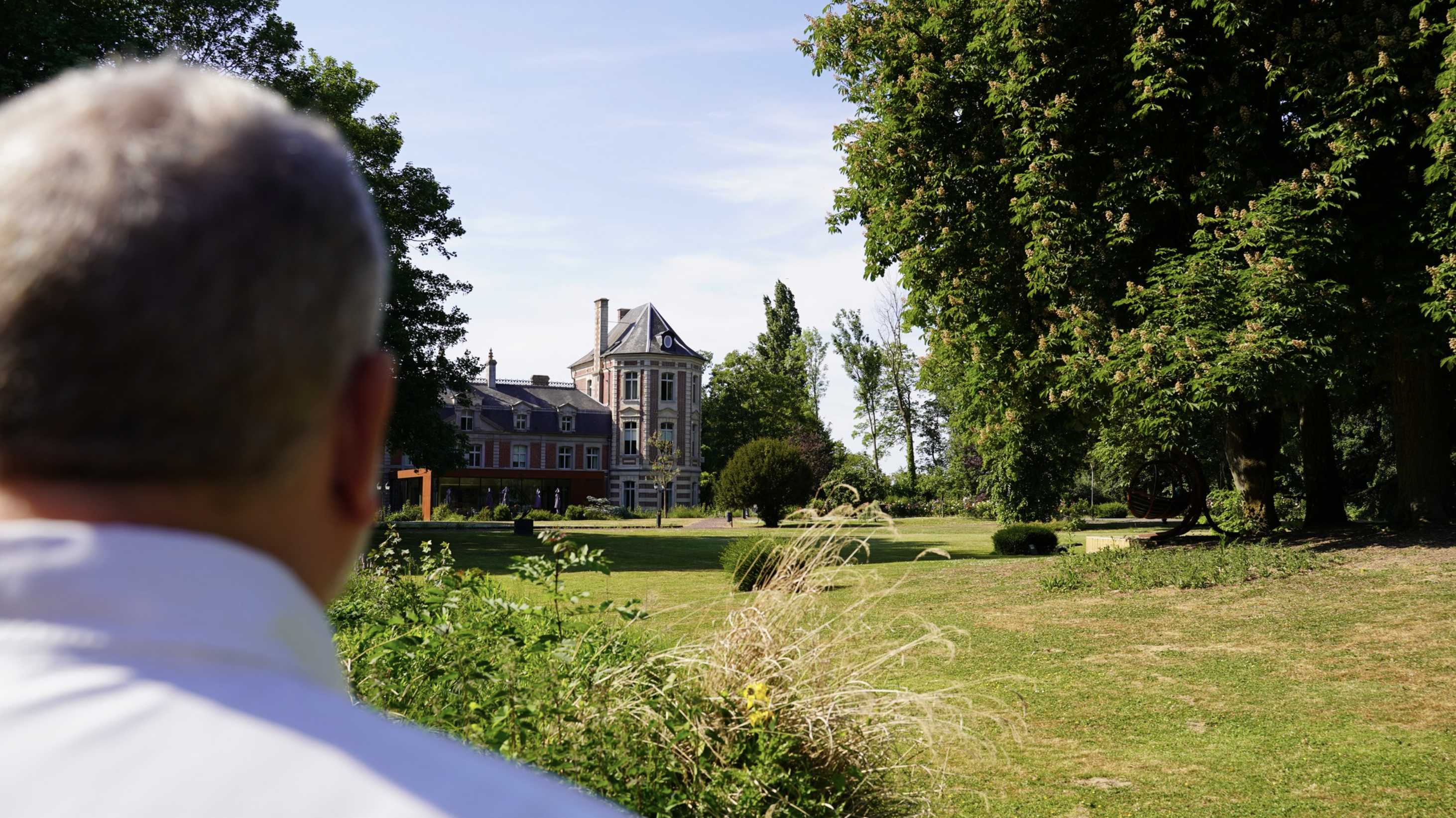 Le chef Christophe Dufossé contemplant le projet d'une vie : la réhabilitation du Château de Beaulieu © Tina Meyer
