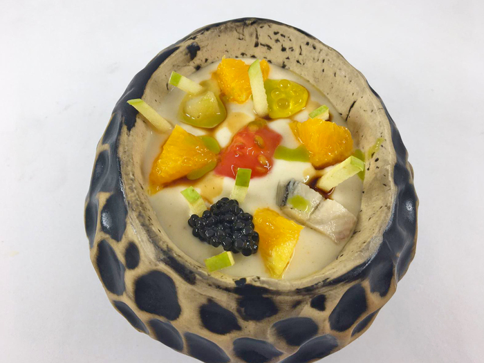 Mazamorra de almendra, un plato que aquí suelen presentar con matices marinos. © La Cuchara de San Lorenzo